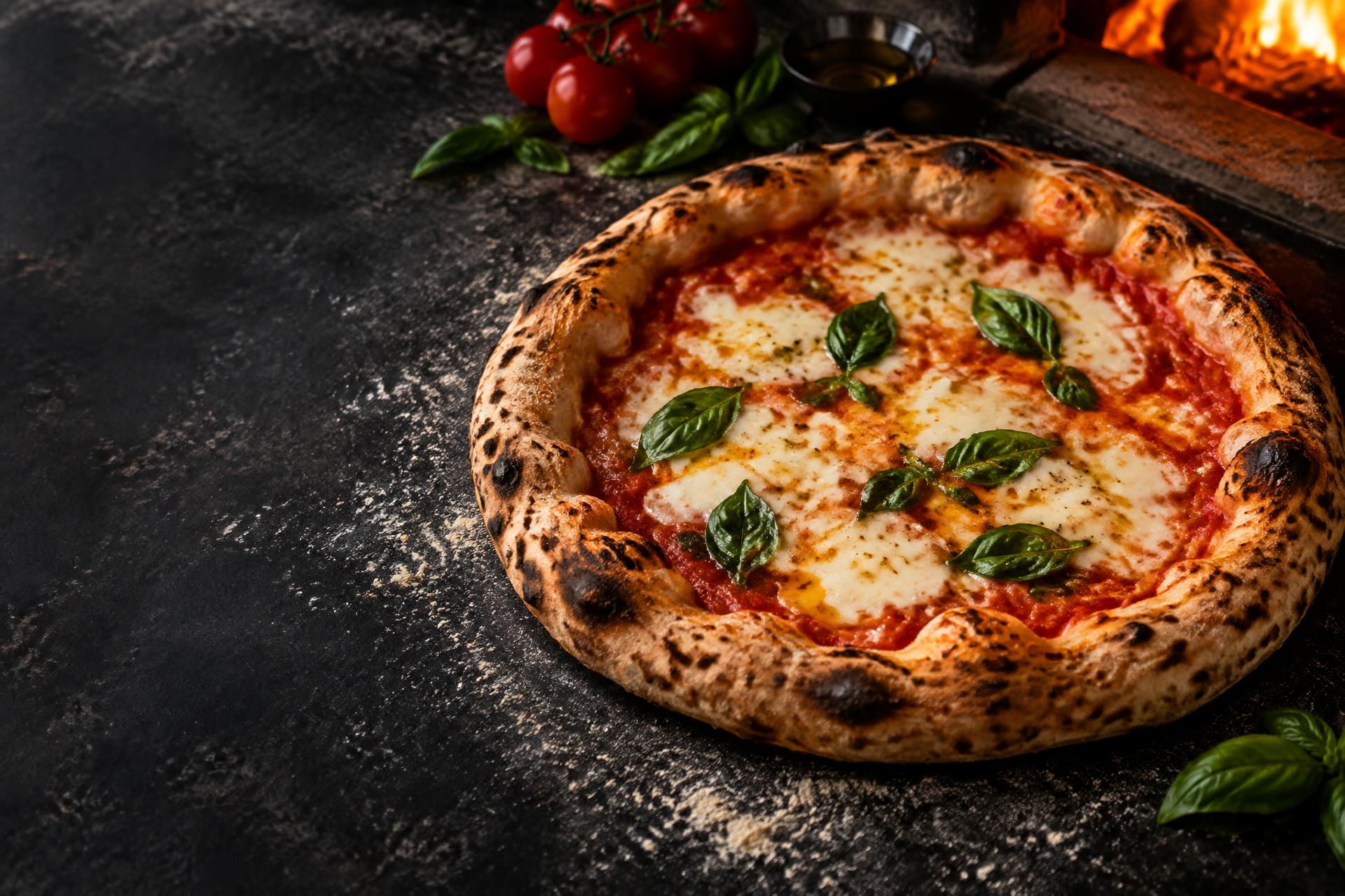 Pizza kalabreze e sapopjekur me domate, mocarela dhe borzilok